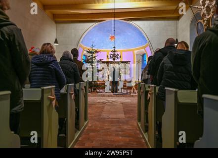 Sieversdorf, Germania. 24 dicembre 2023. I Vespri di Natale si tengono nella chiesa del villaggio protestante il giorno di Natale. La vigilia di Natale, sono offerti diversi servizi in quasi tutte le chiese protestanti. Nella piccola chiesa del villaggio di Sieversdorf, ogni pomeriggio di Natale si svolgono i Vespri di Natale con un gioco di presepi. Si cantano i famosi canti e si pregano. I bambini e i giovani dei villaggi circostanti eseguono il gioco della natività. Credito: Patrick Pleul/dpa/Alamy Live News Foto Stock