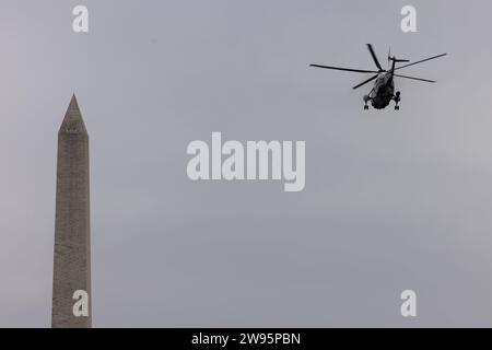 Marine One che trasporta il presidente degli Stati Uniti Joe Biden parte dal South Lawn della Casa Bianca a Washington, DC in rotta verso Camp David, il ritiro presidenziale nei pressi di Thurmont, Maryland, sabato 23 dicembre 2023. Copyright: XJuliaxNikhinsonx/xPoolxviaxCNPx/MediaPunchx Foto Stock
