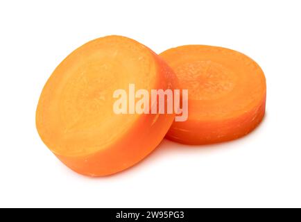 Due bellissime e fresche fette di carota arancioni sono isolate su sfondo bianco. Vista frontale. Foto Stock