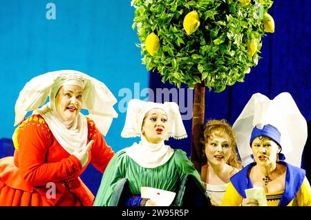 l-r: Stephanie Blythe (Mistress Quickly), Marie McLaughlin (Mrs Meg Page), Rebecca Evans (Nannetta), Soile Isokoski (Mrs Alice Ford) in FALSTAFF alla Royal Opera, Covent Garden, Londra WC2 11/02/2003 musica: Giuseppe Verdi libretto: Arrigo Boito direttore: Antonio Pappano disegno: Paul Brown illuminazione: Thomas Webster movimento: Duncan Macfarland direttore originale: Duncan Macfarland: Graham Vick, regista del revival: Jeremy Sutcliffe Foto Stock