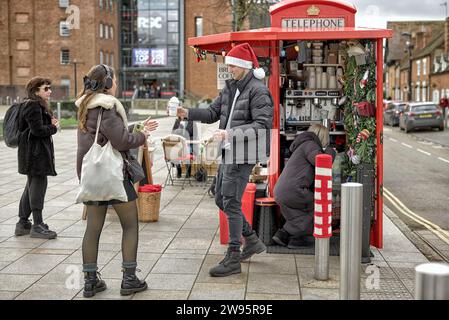 Caffetteria Pavement proveniente da un insolito chiosco telefonico convertito con i clienti serviti dal barista proprietario. Stratford Upon Avon, Inghilterra Regno Unito Foto Stock