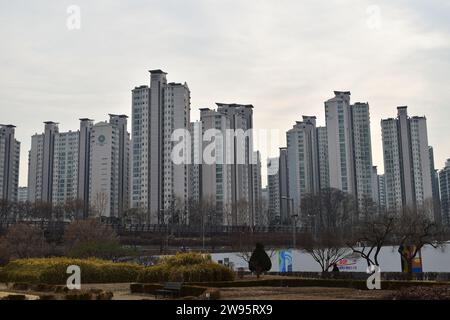 Diversi edifici residenziali vicino al fiume Han nel quartiere di Songpa Foto Stock