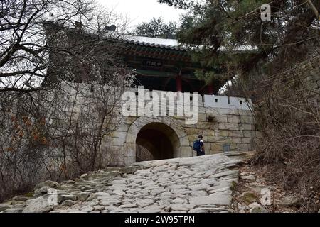 Punto di riferimento storico della porta Jungseonmun su un sentiero a piedi nel Parco Nazionale di Bukhansan Foto Stock