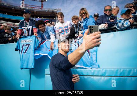 Nashville, Tennessee, USA. 24 dicembre 2023. Il quarterback dei Tennessee Titans (17) Ryan Tannehill fa selfie con i tifosi prima della sua partita di football contro i Seattle Seahawks al Nissan Stadium. (Immagine di credito: © Camden Hall/ZUMA Press Wire) SOLO USO EDITORIALE! Non per USO commerciale! Foto Stock