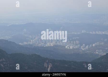 Vista panoramica delle aree urbane di Seoul, vista dalle cime delle montagne sui sentieri escursionistici del Parco Nazionale di Bukhansan Foto Stock