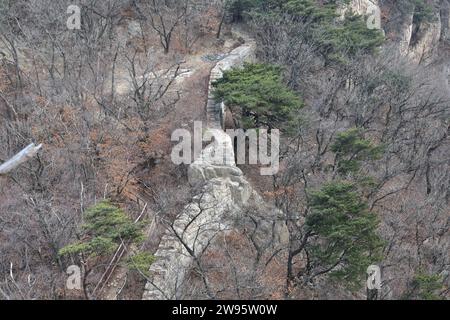 Resti di un vecchio muro di fortificazione che corre lungo le creste di montagna nel Parco Nazionale di Bukhansan Foto Stock