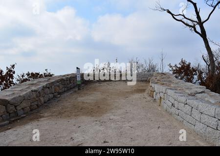 Punto di osservazione in ghiaia sulla vetta di Nahabong con un'altitudine e circondato da un basso muro di pietra nel Parco Nazionale di Bukhansan Foto Stock