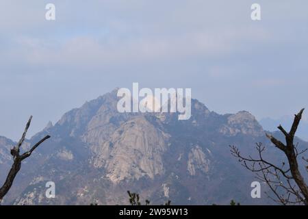 Vista panoramica del paesaggio e del terreno montuoso del Parco Nazionale di Bukhansan Foto Stock