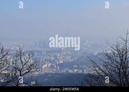 Vista panoramica delle aree urbane di Seoul, vista dalle cime delle montagne sui sentieri escursionistici del Parco Nazionale di Bukhansan Foto Stock