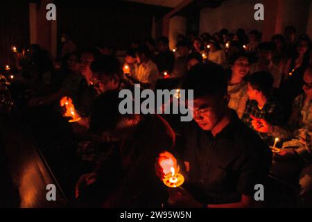 24 dicembre 2023, Bandung, Giava Occidentale, Indonesia: I cristiani indonesiani accendono le candele alla messa della vigilia di Natale presso la Chiesa cristiana protestante di Batak a Bandung. I cristiani di tutta l'Indonesia celebrano la gioia del Natale con il tema Natale 2023 Gloria a Dio e Pace sulla Terra. (Immagine di credito: © Dimas Rachmatsyah/ZUMA Press Wire) SOLO USO EDITORIALE! Non per USO commerciale! Foto Stock