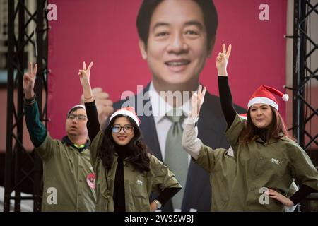 Taipei, Taiwan. 24 dicembre 2023. Artisti durante una manifestazione per William Lai Ching-te, vicepresidente di Taiwan e candidato presidenziale del Partito Democratico Progressista (DPP). Lai è considerato un corridore in prima fila per le elezioni nazionali del 2024 della nazione insulare. (Immagine di credito: © Brennan o'Connor/ZUMA Press Wire) SOLO USO EDITORIALE! Non per USO commerciale! Foto Stock