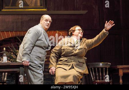 Christopher Purves (Sir John Falstaff), Marie-Nicole Lemieux (Mistress Quickly) in FALSTAFF al Glyndebourne Festival Opera, East Sussex, Inghilterra 21/05/2009 musica: Giuseppe Verdi libretto: Arrigo Boito direttore: Vladimir Jurowski design: Ultz illuminazione: Mimi Jordan Sherin movimento: Linda Dobell regista: Richard Jones Foto Stock