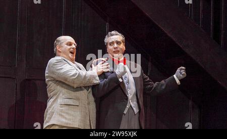 l-r: Christopher Purves (Sir John Falstaff), Tassis Christoyannis (Ford) in FALSTAFF al Glyndebourne Festival Opera, East Sussex, Inghilterra 21/05/2009 musica: Giuseppe Verdi libretto: Arrigo Boito direttore: Vladimir Jurowski design: Ultz illuminazione: Mimi Jordan Sherin movimento: Linda Dobell direttore: Richard Jones Foto Stock