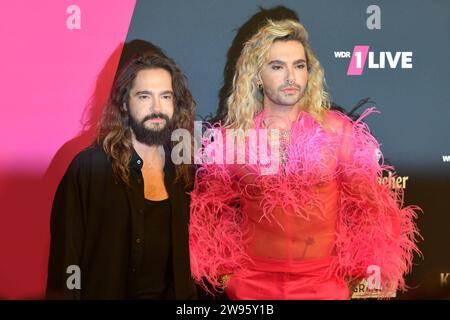 Tom li. Und Bill Kaulitz 11/23 thg Tom li. mit Bill Kaulitz bei der 1Live Krone AM 30. Novembre 2023 am Lokschuppen in Bielefeld Roter Teppich Red carpet Verleihung Musikpreis WDR 1 LIVE Einslive Eins Deutschland deutsch deutscher Mann Männer Musiker Sänger Gesang Gitarrist Gitarre Tokio Hotel Band Rock Pop Elektro Zwillingsbruder Zwilling Hände cantante musicista tedesco chitarrista quer halb stehend neutrale Brüder Zwillingsbrüder in Hosentaschen *** Tom li e Bill Kaulitz 11 23 thg Tom li con Bill Kaulitz al 1Live Krone il 30 novembre 2023 al Lokschuppen di Bielefeld Red carpet Red Red Foto Stock