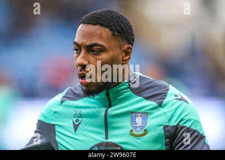 Sheffield, Regno Unito. 23 dicembre 2023. Sheffield Wednesday il difensore Akin Famewo (23) si scalda durante la partita Sheffield Wednesday FC contro Cardiff City FC Skybet EFL Championship all'Hillsborough Stadium, Sheffield, Inghilterra, Regno Unito il 23 dicembre 2023 Credit: Every Second Media/Alamy Live News Foto Stock