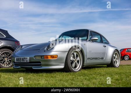 1995 Porsche 911 (993) Carrera coupé, in mostra al Bicester Heritage Scramble l'8 ottobre 2023. Foto Stock