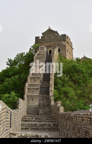 Scala di pietra che corre lungo il lato superiore della grande Muraglia Cinese nell'area turistica della grande Muraglia di Jinshanling Foto Stock