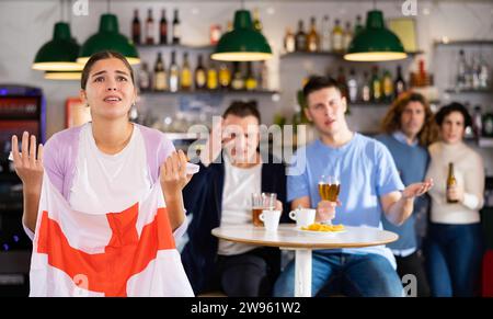 Gruppo di tifosi della squadra inglese sono sconvolti da oss della loro squadra preferita ed esprimono emozioni negative nella birreria Foto Stock