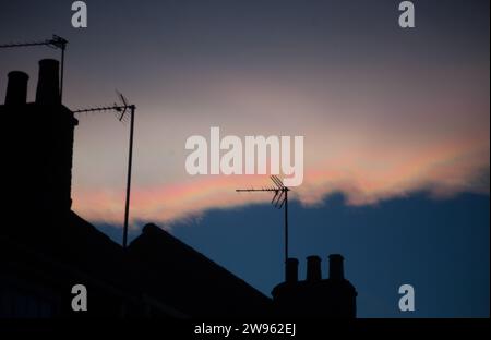 Tramonto invernale con rare nuvole iridescenti ad alta nacreo effetto ottico nel cielo Beverley East Yorkshire Regno Unito Foto Stock