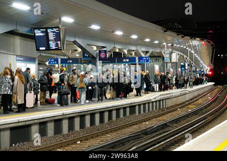 Persone che viaggiano attraverso London Bridge Station alla vigilia di Natale, Euston Station, Londra, Regno Unito, 24 ore su 24, 12/2023 giorni su 7, Ehimetalor Unuabona/Alamy Live News Foto Stock