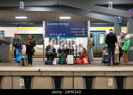 Persone che viaggiano attraverso London Bridge Station alla vigilia di Natale, Euston Station, Londra, Regno Unito, 24 ore su 24, 12/2023 giorni su 7, Ehimetalor Unuabona/Alamy Live News Foto Stock