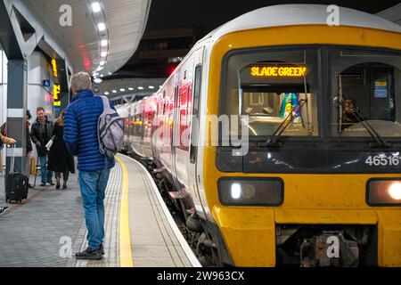 Persone che viaggiano attraverso London Bridge Station alla vigilia di Natale, Euston Station, Londra, Regno Unito, 24 ore su 24, 12/2023 giorni su 7, Ehimetalor Unuabona/Alamy Live News Foto Stock