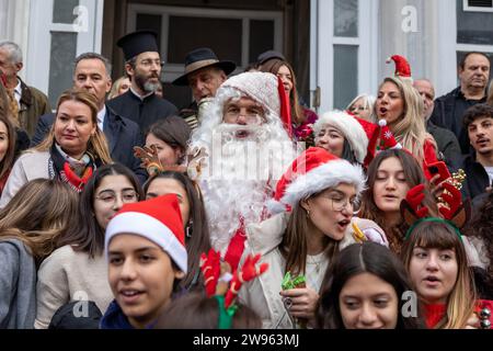 24 dicembre 2023: Yani Demircioglu, il preside del liceo greco Zografyon, ha suonato la fisarmonica e cantato Kalanda nella chiesa greco-ortodossa di Hagia Triada con gli scolari e i membri della comunità greco-ortodossa durante la celebrazione di Natale nel centro di Istanbul il 24 dicembre 2023. Kalanda o Kalanta è il nome greco dato alla tradizione di cantare i canti della vigilia di Natale. Questi inni svolgono un ruolo importante nella tradizione natalizia greca e sono spesso cantati anche la vigilia di Capodanno. (Immagine di credito: © tolga Ildun/ZUMA Press Wire) SOLO USO EDITORIALE! Non per gli Stati Uniti commerciali Foto Stock