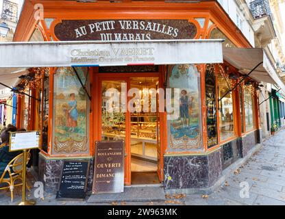 La panetteria e pasticceria tradizionale francese Au Petit Versailles du Marais si trova nel quartiere di Marais. Iscrizione in francese sull'insegna: Tne BEST Foto Stock