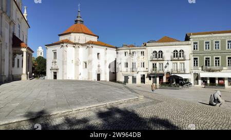 Chiesa di nostra Signora della Pietà del XVII secolo, vista da Piazza sa da Bandeira nel cuore storico di Santarem, Portogallo Foto Stock