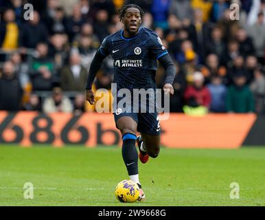 Wolverhampton, Regno Unito. 24 dicembre 2023. Axel Disasi del Chelsea durante la partita di Premier League a Molineux, Wolverhampton. Il credito fotografico dovrebbe leggere: Andrew Yates/Sportimage Credit: Sportimage Ltd/Alamy Live News Foto Stock