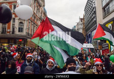 Londra, Regno Unito. 23 dicembre 2023. Manifestanti a Oxford Street. I manifestanti pro-Palestina hanno marciato attraverso il quartiere dello shopping di Londra prima di Natale, chiedendo un cessate il fuoco. Credito: Vuk Valcic/Alamy Foto Stock