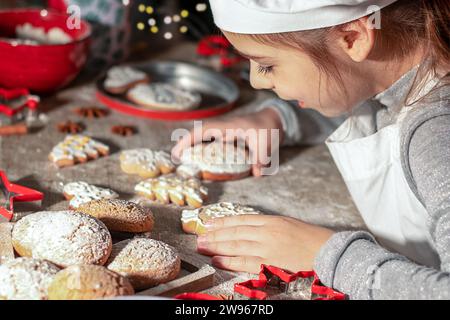 Una ragazza ama i biscotti di Natale. Buon Natale e buone feste Foto Stock