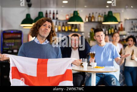 Gruppo di tifosi della squadra inglese sono sconvolti da oss della loro squadra preferita ed esprimono emozioni negative nella birreria Foto Stock