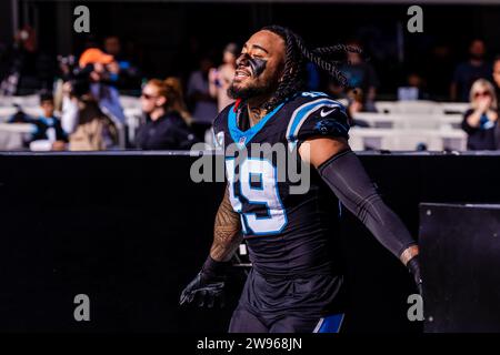 Charlotte, NC, USA. 24 dicembre 2023. Il linebacker dei Carolina Panthers Frankie Luvu (49) corre fuori per la partita della NFL contro i Green Bay Packers a Charlotte, NC. (Scott Kinser/Cal Sport Media). Credito: csm/Alamy Live News Foto Stock