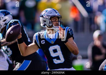 Charlotte, NC, USA. 24 dicembre 2023. Il quarterback dei Carolina Panthers Bryce Young (9) lanciò contro i Green Bay Packers nel match-up NFL a Charlotte, NC. (Scott Kinser/Cal Sport Media). Credito: csm/Alamy Live News Foto Stock