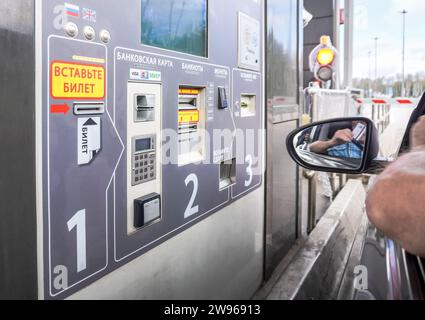 Mosca, Russia - 26 agosto 2023: Casello sull'autostrada ad accesso controllato. Punto di pagamento automatico su una strada a pedaggio. Autostrada M11 russa Foto Stock