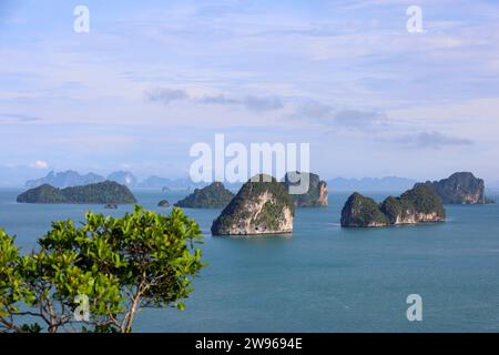 Punto panoramico sull'isola di Koh Hong con vista panoramica a 360 gradi sulle isole della provincia di Krabi in Thailandia. Paesaggio marino del parco nazionale di Bok Khorani Foto Stock