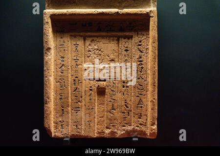 Frammento di pietra calcarea della stele funeraria egiziana a falsa porta di Iry nel Museo della città del Vaticano Foto Stock