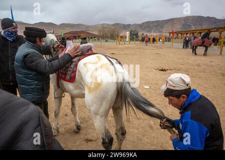 Tashkurgan, Cina. 20 marzo 2016. I cavalieri del gruppo etnico tagiko si preparano a partecipare alla competizione Buzkashi nella contea autonoma di Taxkorgan, nella regione autonoma di Xinjiang Uygur della Cina nord-occidentale Foto Stock