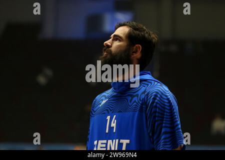 San Pietroburgo, Russia. 24 dicembre 2023. Bojan Dubljevic (14) di Zenit San Pietroburgo visto durante la VTB United League partita di basket regular season tra Zenit San Pietroburgo e Lokomotiv-Kuban Krasnodar alla KSK Arena. Punteggio finale; Zenit 73:93 Lokomotiv-Kuban. Credito: SOPA Images Limited/Alamy Live News Foto Stock