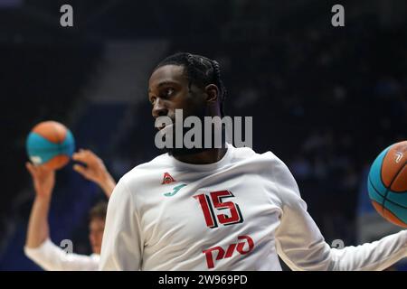 San Pietroburgo, Russia. 24 dicembre 2023. Okaro White (15) di Lokomotiv-Kuban visto in azione durante la VTB United League Basket Match Regular Season tra Zenit Saint Petersburg e Lokomotiv-Kuban Krasnodar alla KSK Arena. Punteggio finale; Zenit 73:93 Lokomotiv-Kuban. Credito: SOPA Images Limited/Alamy Live News Foto Stock