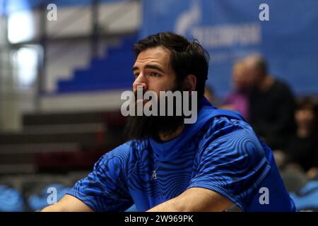 San Pietroburgo, Russia. 24 dicembre 2023. Bojan Dubljevic (14) di Zenit San Pietroburgo visto durante la VTB United League partita di basket regular season tra Zenit San Pietroburgo e Lokomotiv-Kuban Krasnodar alla KSK Arena. Punteggio finale; Zenit 73:93 Lokomotiv-Kuban. Credito: SOPA Images Limited/Alamy Live News Foto Stock