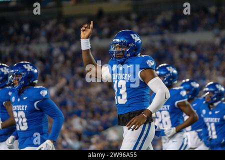 Il linebacker del Kentucky J.J. Weaver corre fuori campo durante la partita di football Kentucky vs. Akron sabato 16 settembre 2023, al Kroger Field. Foto Stock