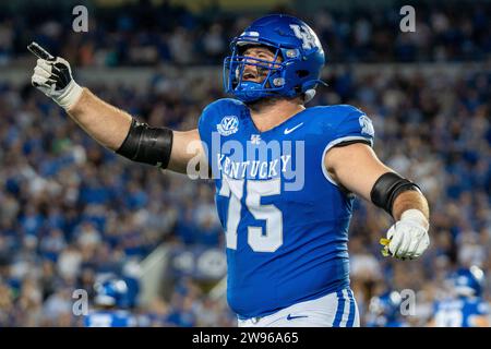 L'offensive lineman del Kentucky Eli Cox reagisce al punteggio del Kentucky durante la partita di football Kentucky vs. Akron di sabato 16 settembre 2023 al Kroger Field Foto Stock