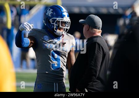 Il capo-allenatore del Kentucky Mark Stoops parla con il wide receiver Tayvion Robinson durante un timeout durante la partita di football tra Kentucky e Alabama. Foto Stock