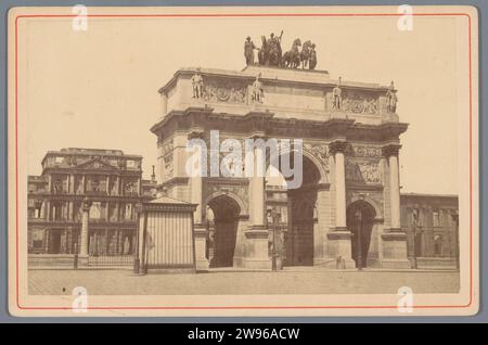 Arc de Triomphe du Carrousel a Parigi, Anonimo, c. 1870 - c. 1885 cabinet Photography Paris Photographic support. facciata in cartone stampato con albumi (di casa o di edificio). pezzo di scultura, riproduzione di un pezzo di scultura. Arco trionfale arco di trionfo del Carrousel Foto Stock