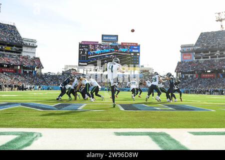 24 dicembre 2023: Il punter dei Seattle Seahawks Michael Dickson (4) punta la palla contro i Tennessee Titans durante la prima metà di una partita NFL tra i Seattle Seahawks e i Tennessee Titans al Nissan Stadium di Nashville TN Steve Roberts/CSM (Credit Image: © @ Steve Roberts/Cal Sport Media) Foto Stock