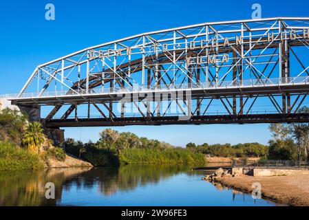 Dall'oceano all'Ocean Highway Bridge. Contea di Yuma, Arizona, Stati Uniti. Foto Stock