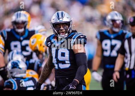 Charlotte, NC, USA. 24 dicembre 2023. Il linebacker dei Carolina Panthers Frankie Luvu (49) nella partita della NFL contro i Green Bay Packers a Charlotte, NC. (Scott Kinser/Cal Sport Media). Credito: csm/Alamy Live News Foto Stock