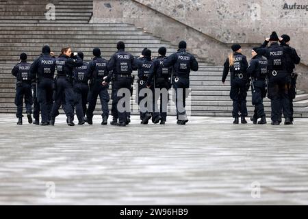 Terroralarm zu Weihnachten: Rund um den Kölner Dom sind Polizisten in Stellung gegangen. Zuvor ging eine Terrorwarnung ein: Eine islamistische Terrorzelle des afghanischen ISIS-Ablegers ISPK habe über den Jahreswechsel u.a. in Köln Anschläge geplant. Zwei Personen sollen in Deutschland und Wien festgenommen worden Sein. Nachdem in der Nacht unter anderem Sprengstoff-Spürhunde im Dom eingesetzt wurden, kontrolliert die Polizei nun alle Gottesdienstbesucher. Themenbild, Symbolbild Köln, 24.12.2023 NRW Deutschland *** allarme terroristico alla polizia di Natale hanno assunto posizioni intorno a Colonia Cathedr Foto Stock